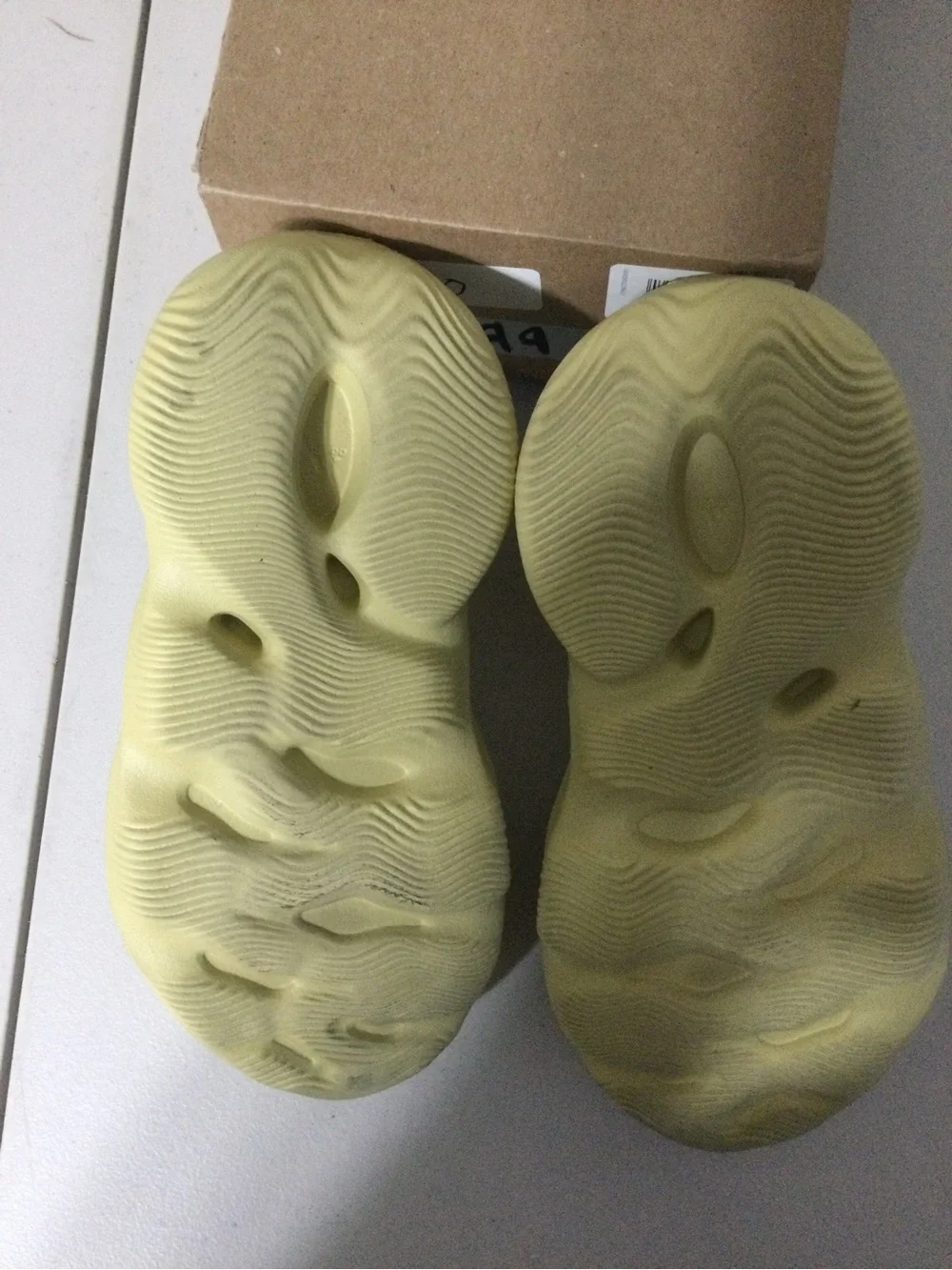 Kids sz 5 Lightweight Slip-On Foam Shoes in Pale Yellow